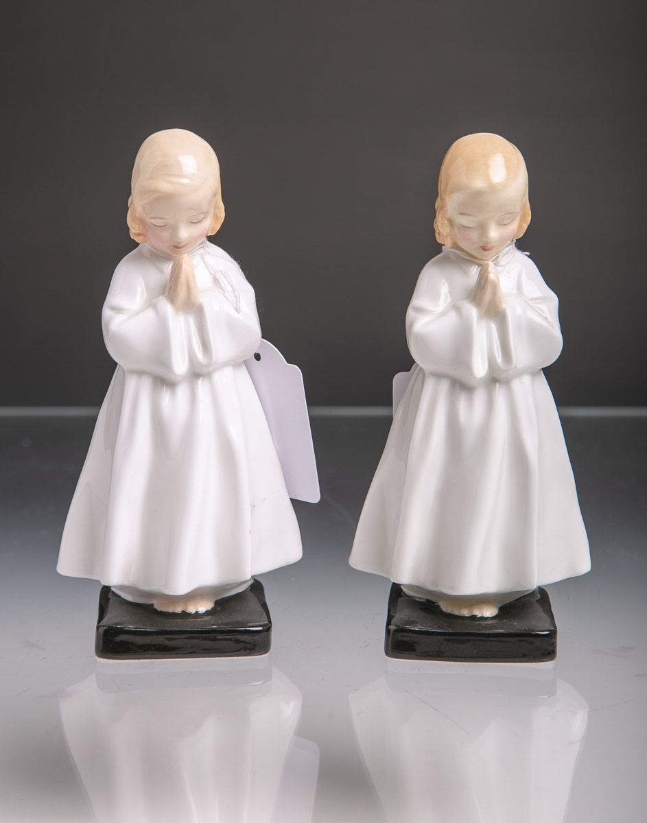 Null 2个小雕像（Royal Douton），穿着睡衣的祈祷女孩 "Bedtime"，HN 1978，高约15厘米。两者都被损坏。