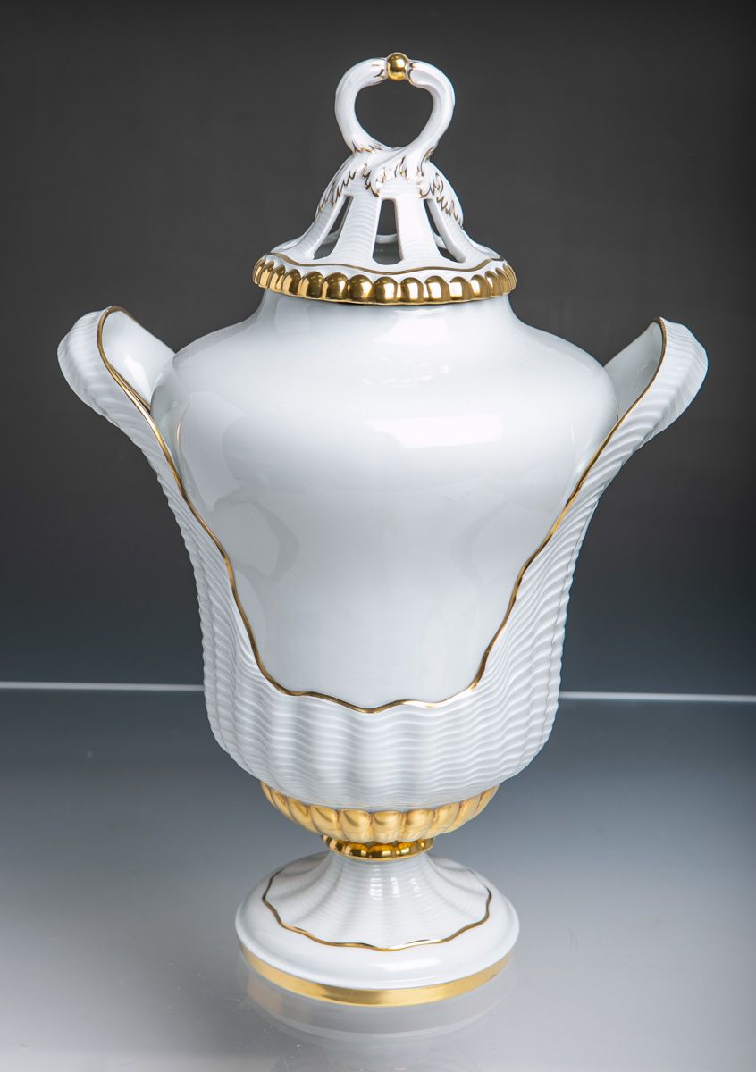 Null 花瓶（Fürstenberg，大概在1920年左右），白瓷，带金色装饰，侧面有弧形把手，盖子的下缘都有浮雕装饰，上面有镂空，高约39厘米。未损坏。
