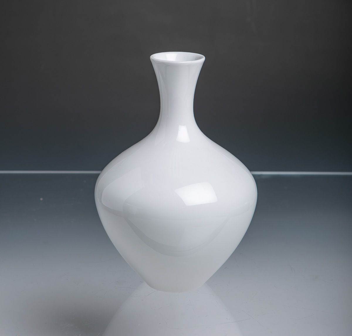 Null Vase (KPM Berlin), porcelaine blanche, forme ventrue, col étroit s'élargiss&hellip;