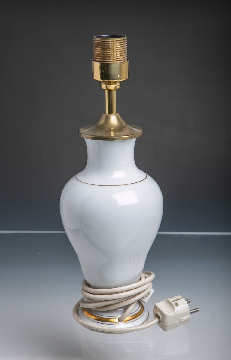 Null 灯座（Höchst，可能是20世纪），白瓷，黄金装饰，约36厘米。职能部门。