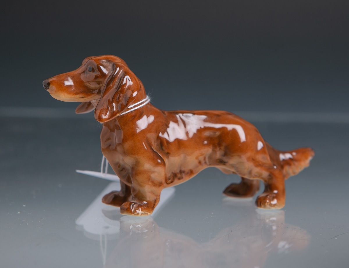 Null 瓷器人物（Schierholz, Plaue），棕色釉面，小型站立腊肠犬，可能序列号为 "30"，约12 x 6 x 4厘米。