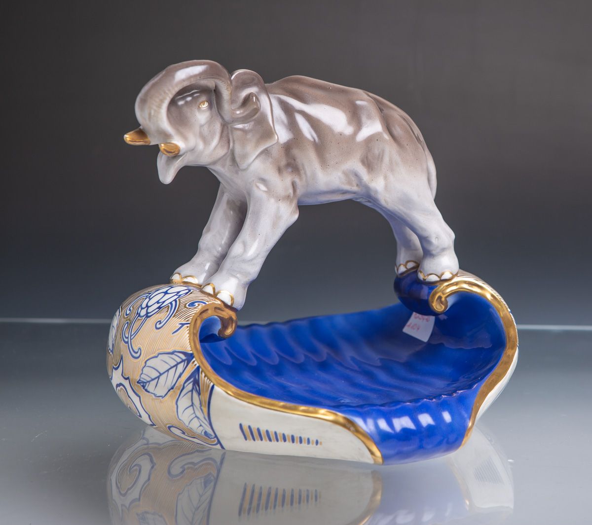 Null 大象碗（Royal Dux，捷克斯洛伐克，大概在1920/30年代），浅碗，有镶嵌的边缘，里面是波浪形的蓝色表面，多色釉，有金色装饰，附有大象雕塑，高&hellip;