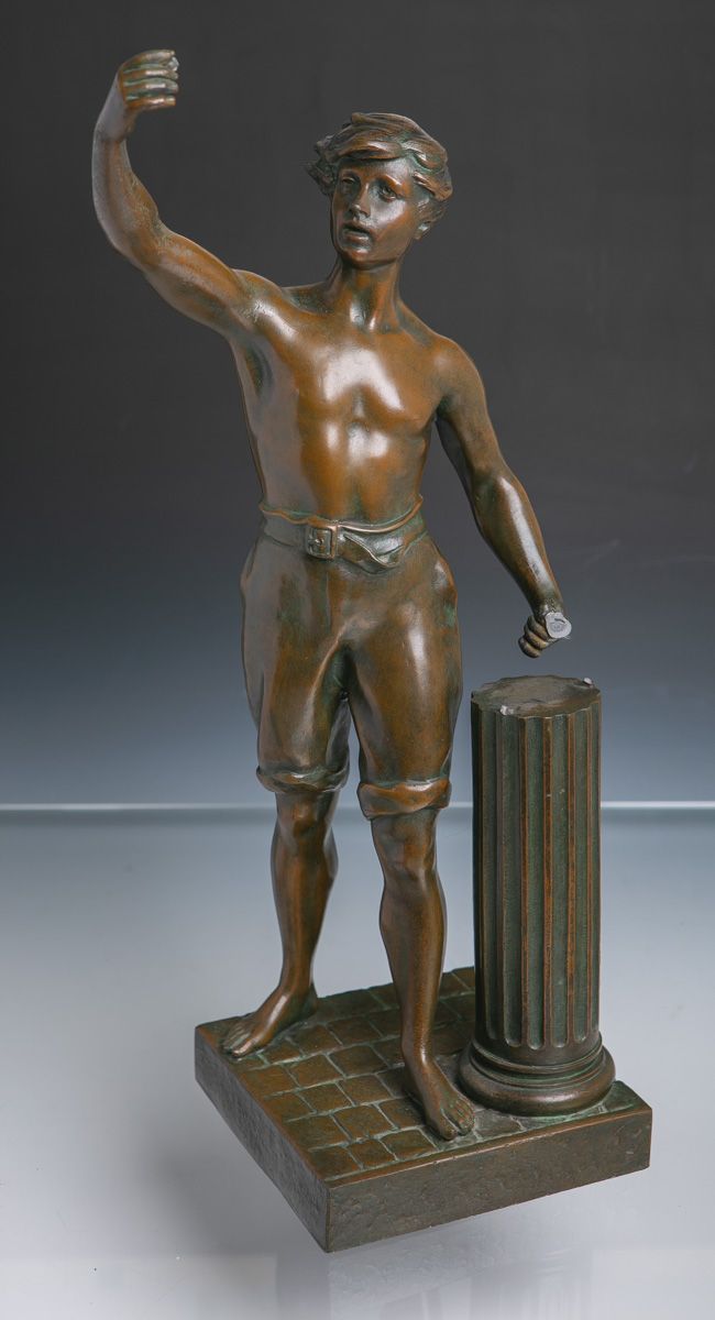 Null Artiste inconnu (19e/20e s.), Jeune homme debout près d'une colonne, fonte &hellip;