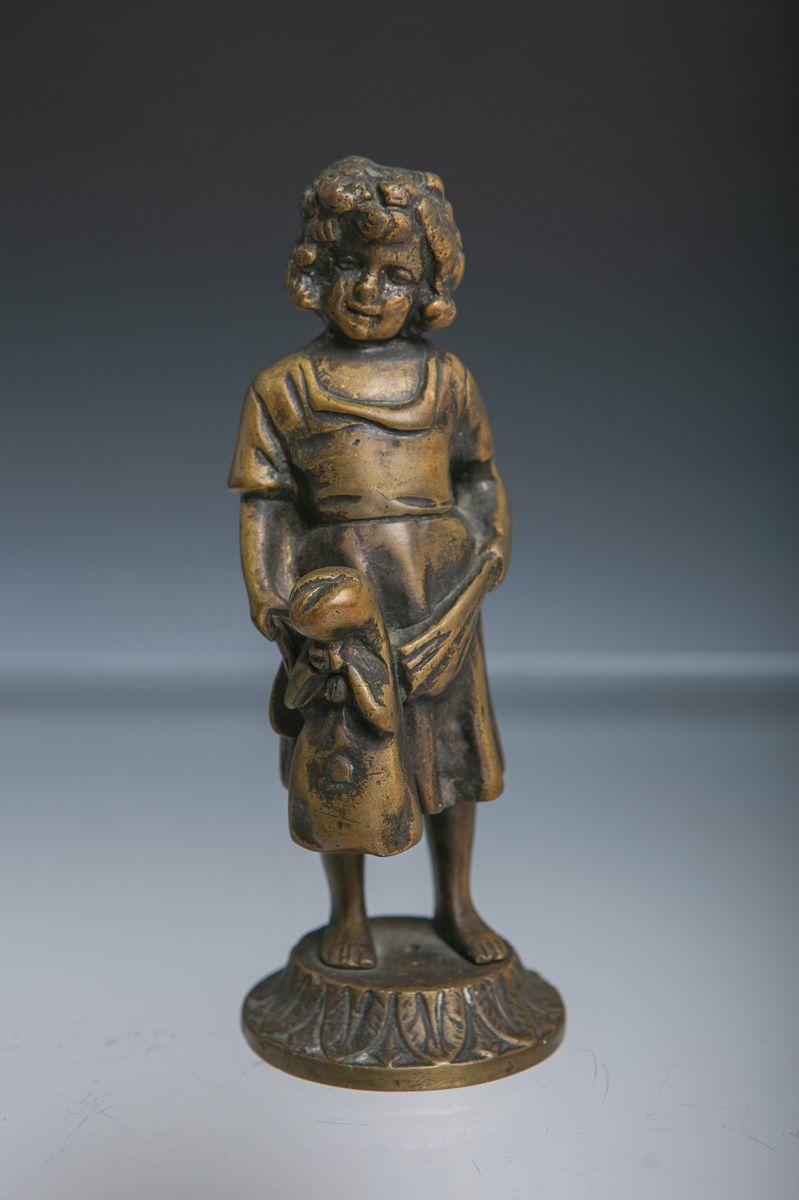 Null Artiste inconnu (vers 1900), figure de petite fille, bronze massif, montée &hellip;