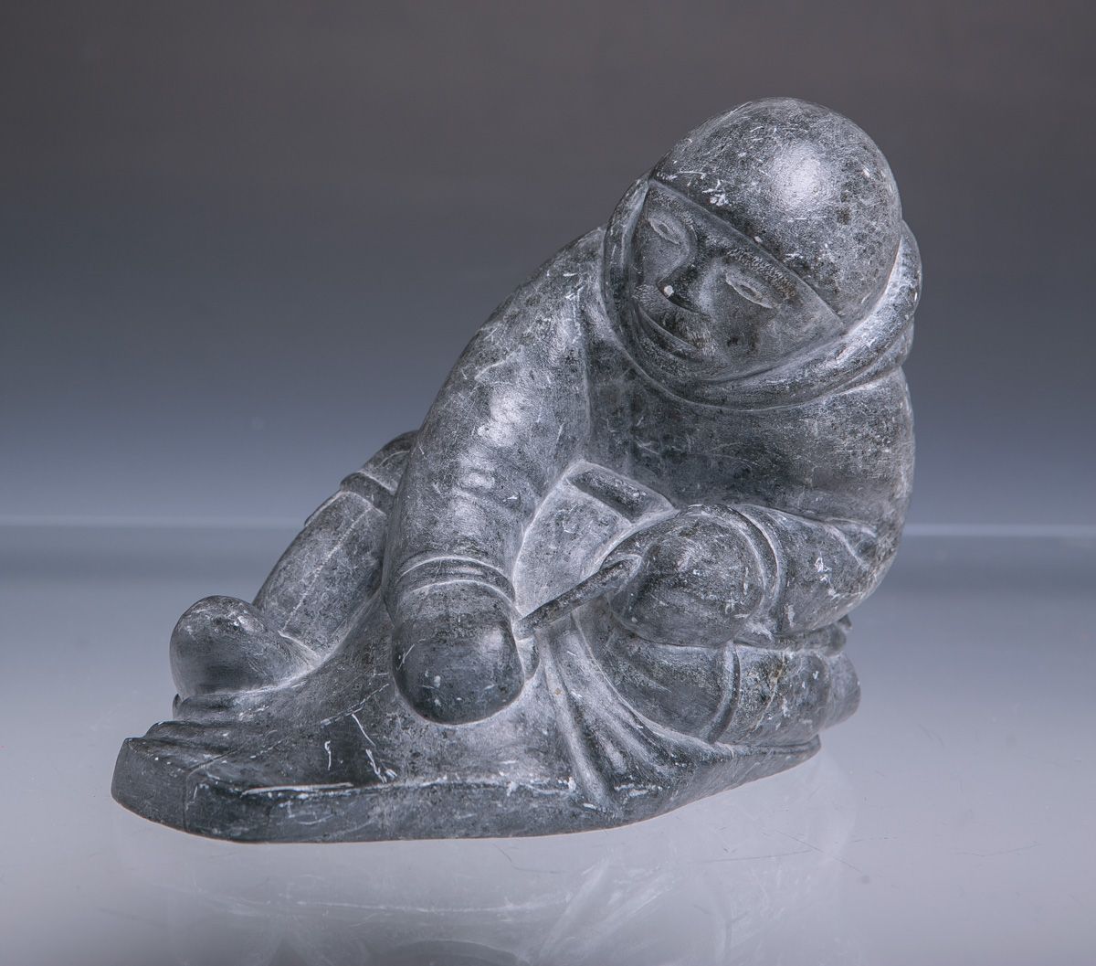 Null Sculpture inuit (Canada, probablement 20e s.), Inuit assis tirant une ficel&hellip;