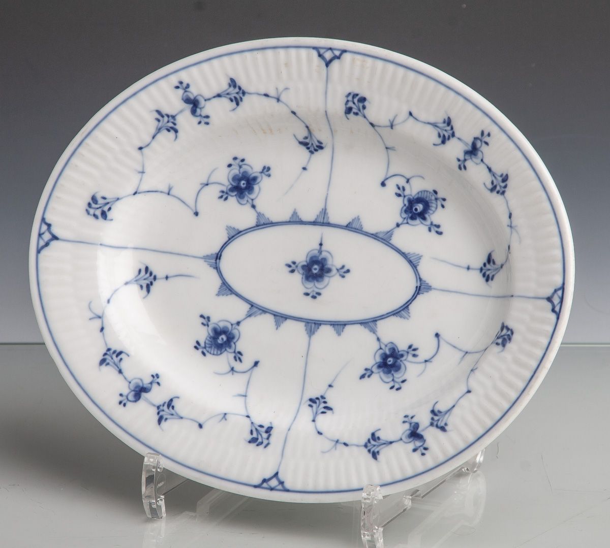 Null 椭圆形碗，（皇家哥本哈根，大概20世纪），装饰：Musselmalet，釉下蓝草花画，波浪纹，约25.5 x 20厘米。
