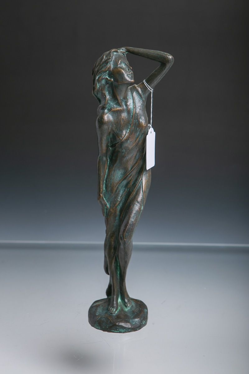 Null Monogrammiste inconnu (20e s.), figure en bronze d'une jeune femme debout /&hellip;