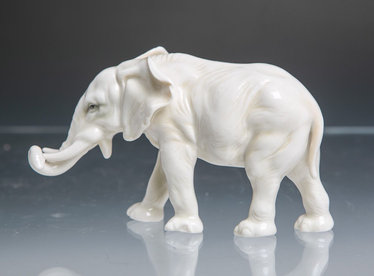 Null 大象图（卡尔-恩斯，沃尔克斯特德），白瓷，眼睛涂有多色，约9 x 15 x 7厘米。未损坏。
