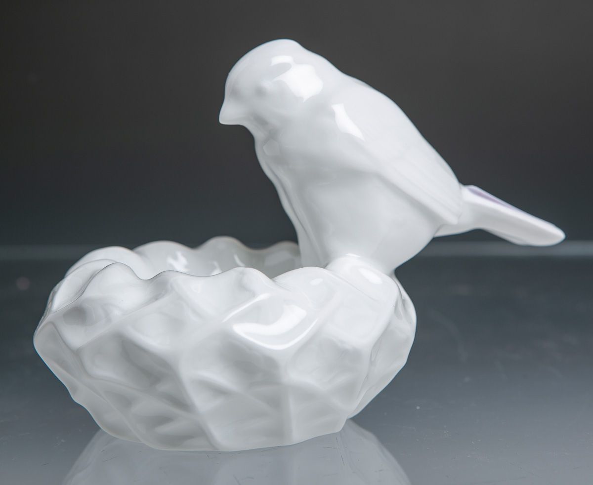 Null Pequeño cuenco (KPM Berlín), de porcelana blanca, que representa un pájaro &hellip;