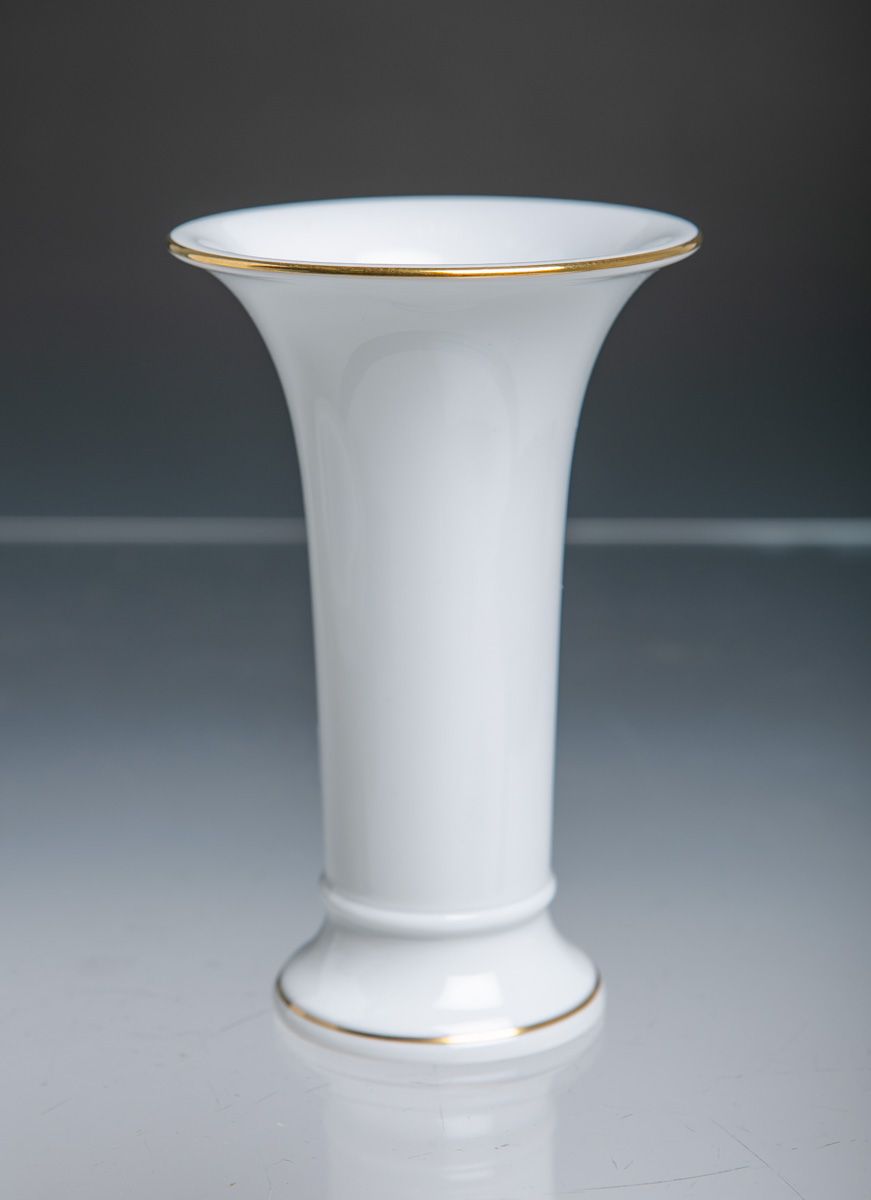 Null 小喇叭花瓶（KPM Berlin，权杖和绿松石球），白瓷，金边，高约13厘米。未损坏。