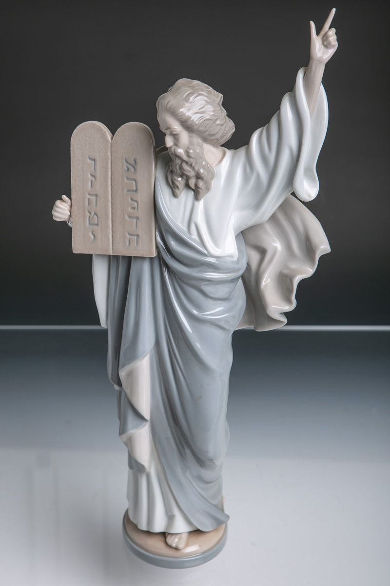 Null 摩西手持律法书的形象（Lladro，西班牙），多色绘画，型号5179 / C-11 N，高约40厘米。未损坏。犹太教。