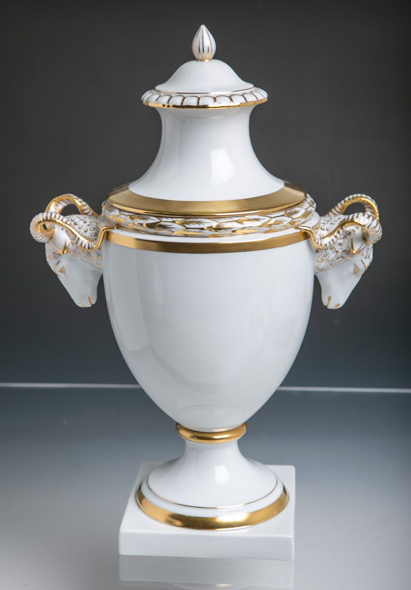 Null Amphora花瓶(Fürstenberg)，白瓷，金色装饰，2个侧把手为雕刻的公羊头，由Käthe Krauss（1906 - 1970）设计，高约&hellip;