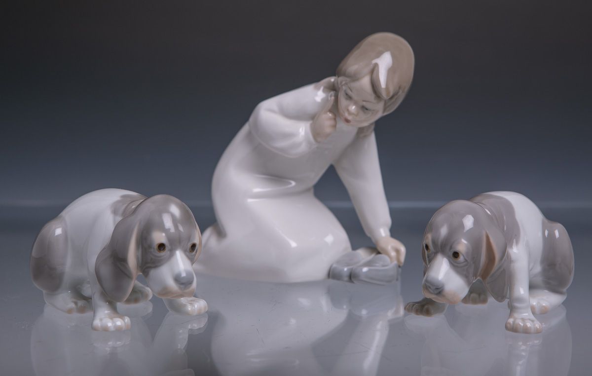 Null 雕像和2只狗（可能是20世纪），穿着睡衣的女孩跪在地上，右手手指警告性地抬起，左手拿着她的拖鞋，可能是为了保护她免受2只猎犬的伤害，猎犬已经愧疚地低下&hellip;