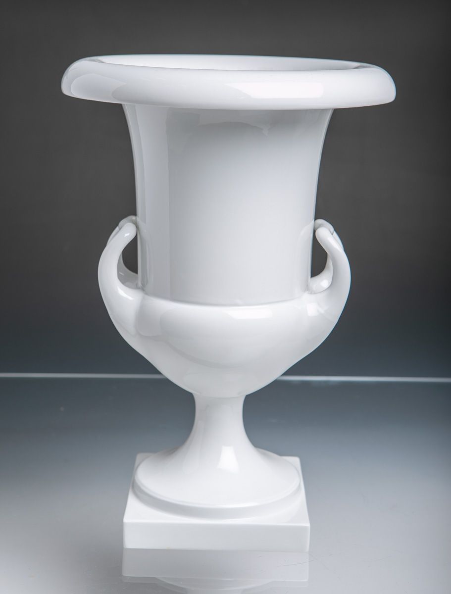 Null "Redensche Kratervase" (KPM Berlin), white porcelain, dm. Ca. 23 cm, h. Ca.&hellip;