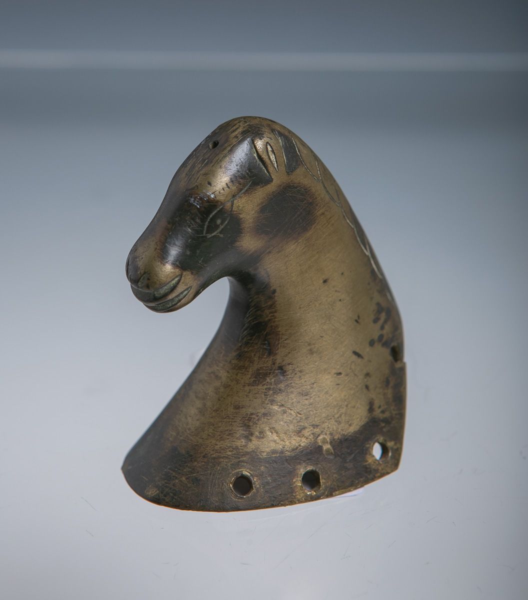 Null Sattelknauf (19. Jh.), Bronze, als Pferdekopf gearbeitet, H. Ca. 8 cm. Alte&hellip;