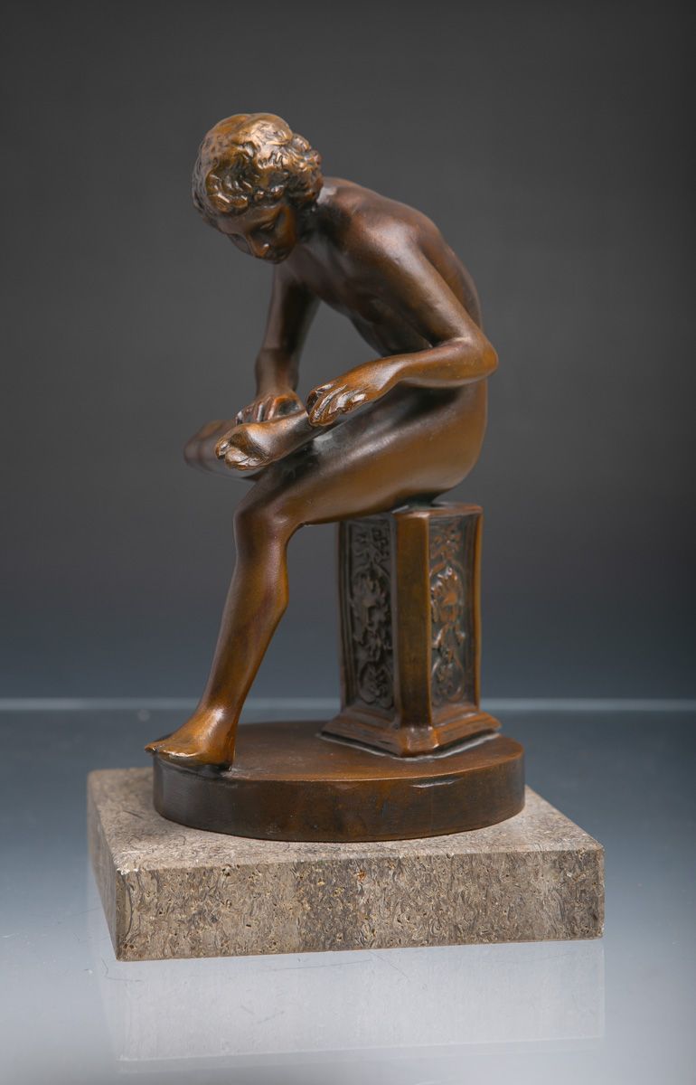 Null Artiste inconnu (20e siècle), arracheur d'épines, métal coulé bronzé, monté&hellip;