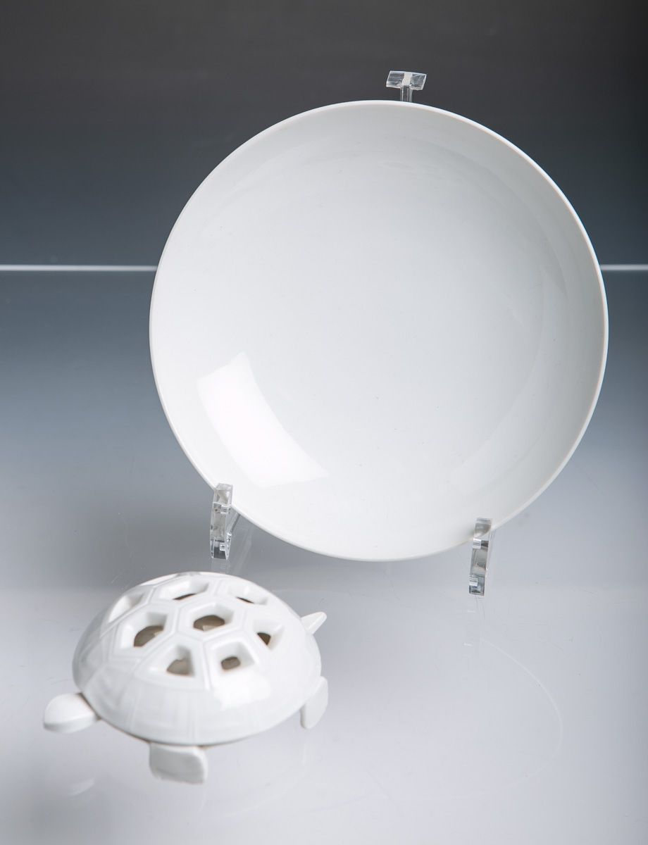 Null 一批混合的白瓷（KPM），包括：1个圆碗，直径约18厘米和1个乌龟（可能作为香水分配器）。尾巴和脚被撞伤。