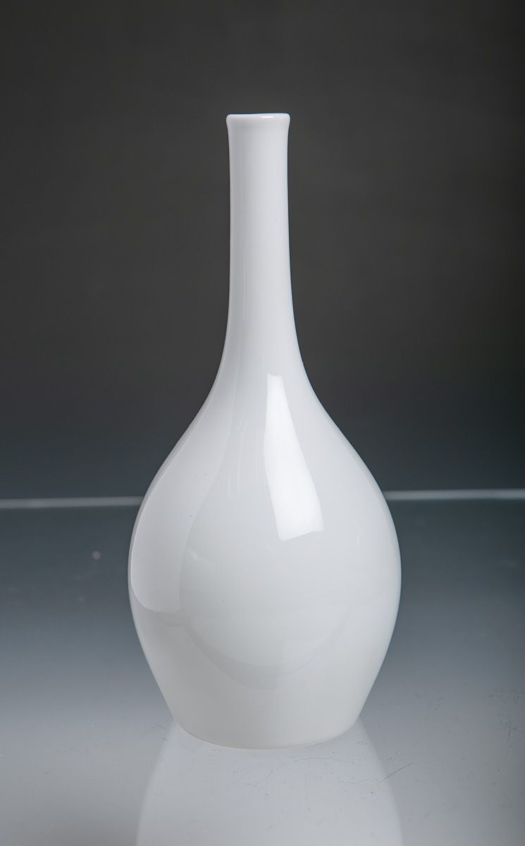 Null Vase en forme de bouteille (KPM Berlin), porcelaine blanche, h. Env. 20 cm.&hellip;