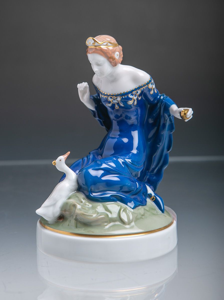 Null 童话人物 "金鹅"（罗森塔尔，塞尔布-巴伐利亚），多色漆和黄金装饰，设计：费尔德-利伯曼（1923年），在一个圆形的景观底座上，公主跪在鹅的面前，底座&hellip;