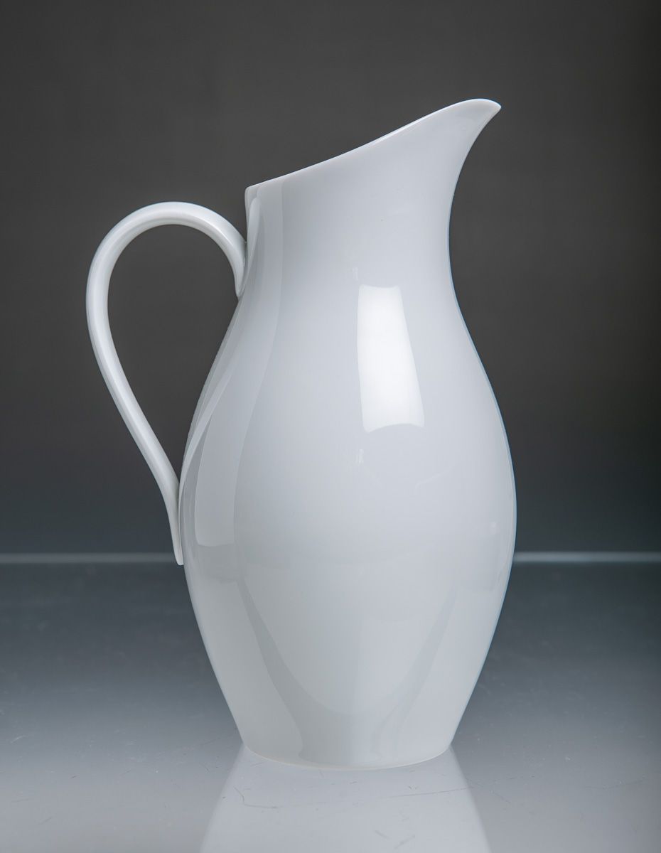 Null 乌尔比诺壶（KPM Berlin），白瓷，由Trude Petri（1906 - 1998）设计，高约20厘米。未损坏。