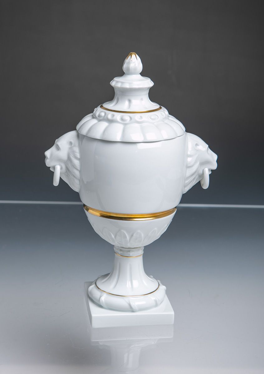 Null Amphora花瓶(Fürstenberg)，白瓷，金杖，侧面有狮子头。狮子头，高约26厘米。未损坏。