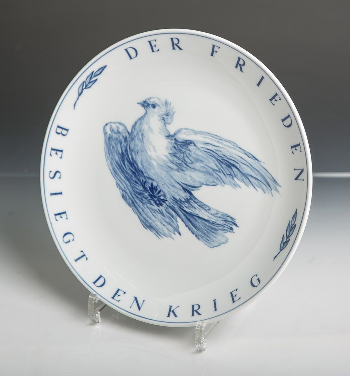 Null 装饰盘 "和平战胜战争"（迈森，可能是1970/80年代），镜中描绘的是一只鸽子，直径约25.5厘米。两个磨痕。