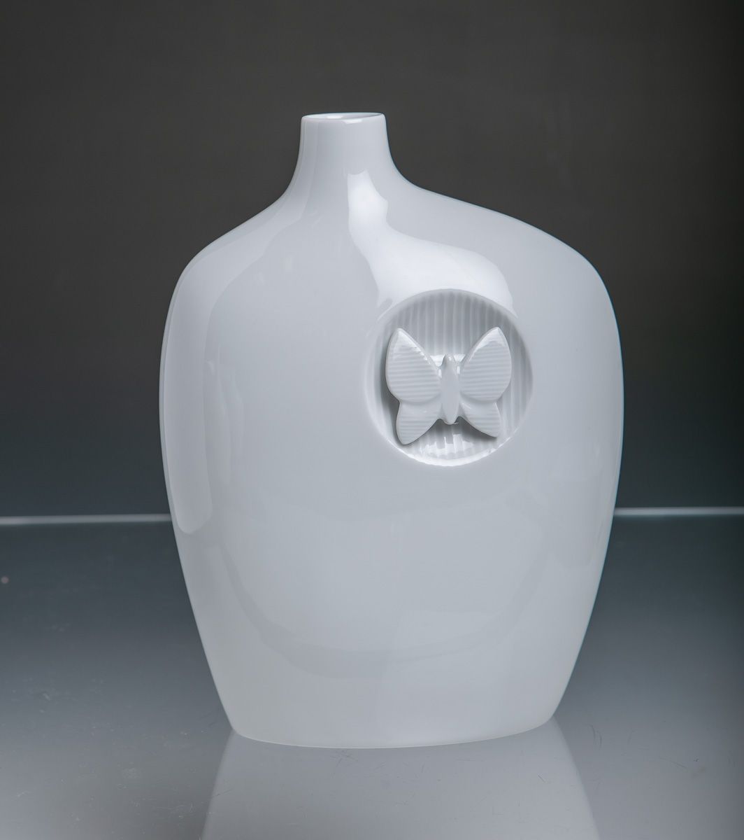 Null 花瓶（迈森，第一选择），白瓷，侧面扁平，正面有一只塑料蝴蝶，新闻编号50214，约22 x 17 x 8厘米。未损坏。