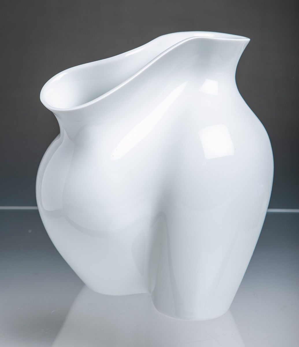 Null 设计师花瓶（罗森塔尔，工作室系列），白色瓷器，由塞德里克-拉戈特（1973 - 2015）设计，约26 x 23 x 17厘米。未损坏。