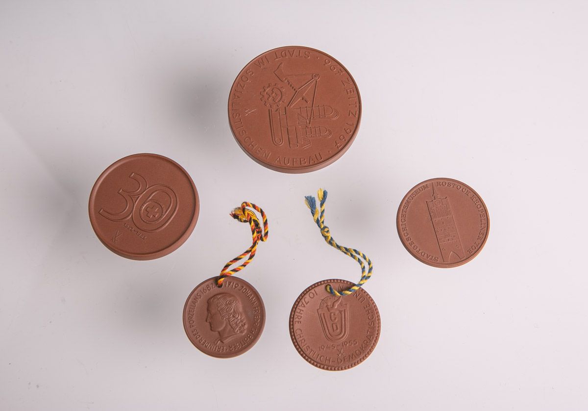Null Konvolut von 5 Medaillen (Meissen, Böttcherporzellan), bestehend aus: 1x "1&hellip;