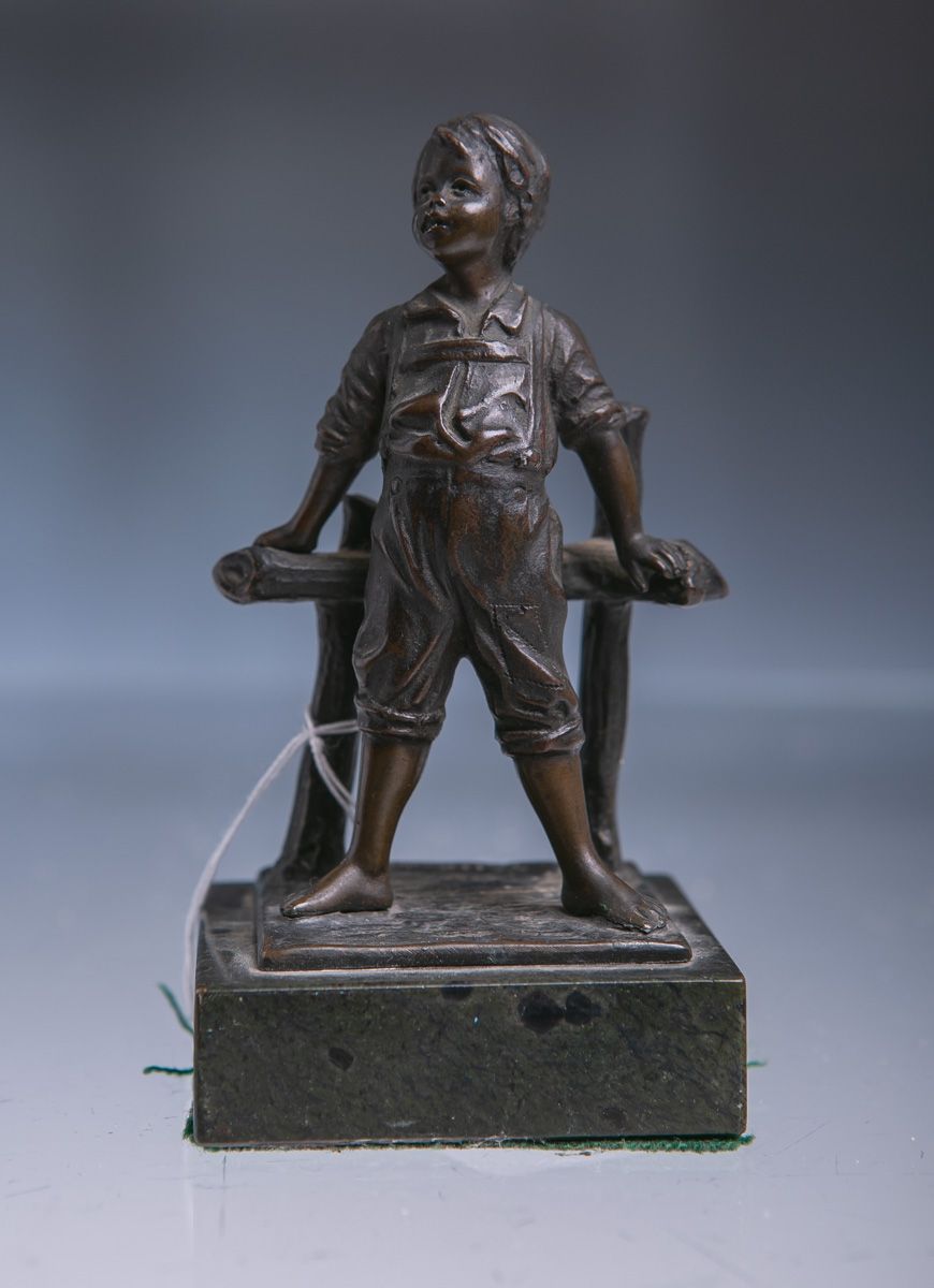 Null Füllborn, E. (1890 - 1910), Knabe am Zaun, bronze à patine brune, sur socle&hellip;