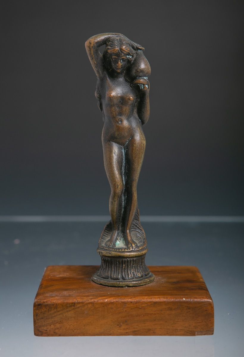 Null Artiste inconnu (20e siècle), figure d'une femme nue en tant que porteuse d&hellip;