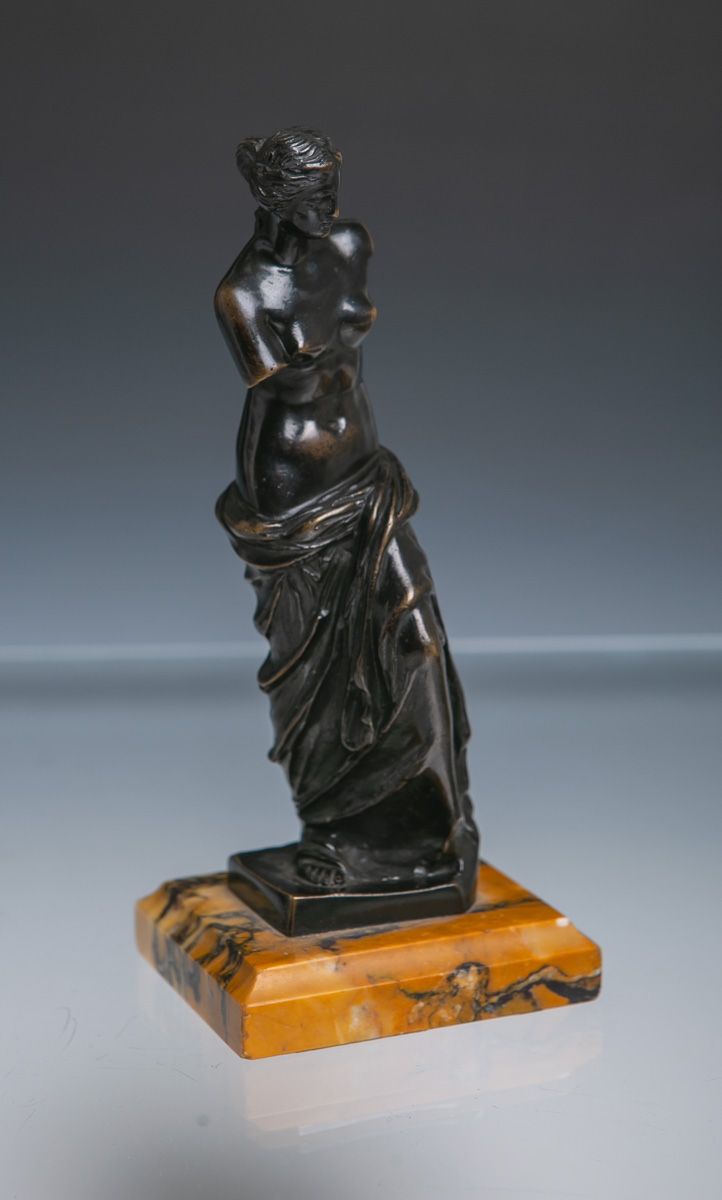 Null Artiste inconnu (19e), "Vénus", bronze patiné, monté sur un socle carré en &hellip;