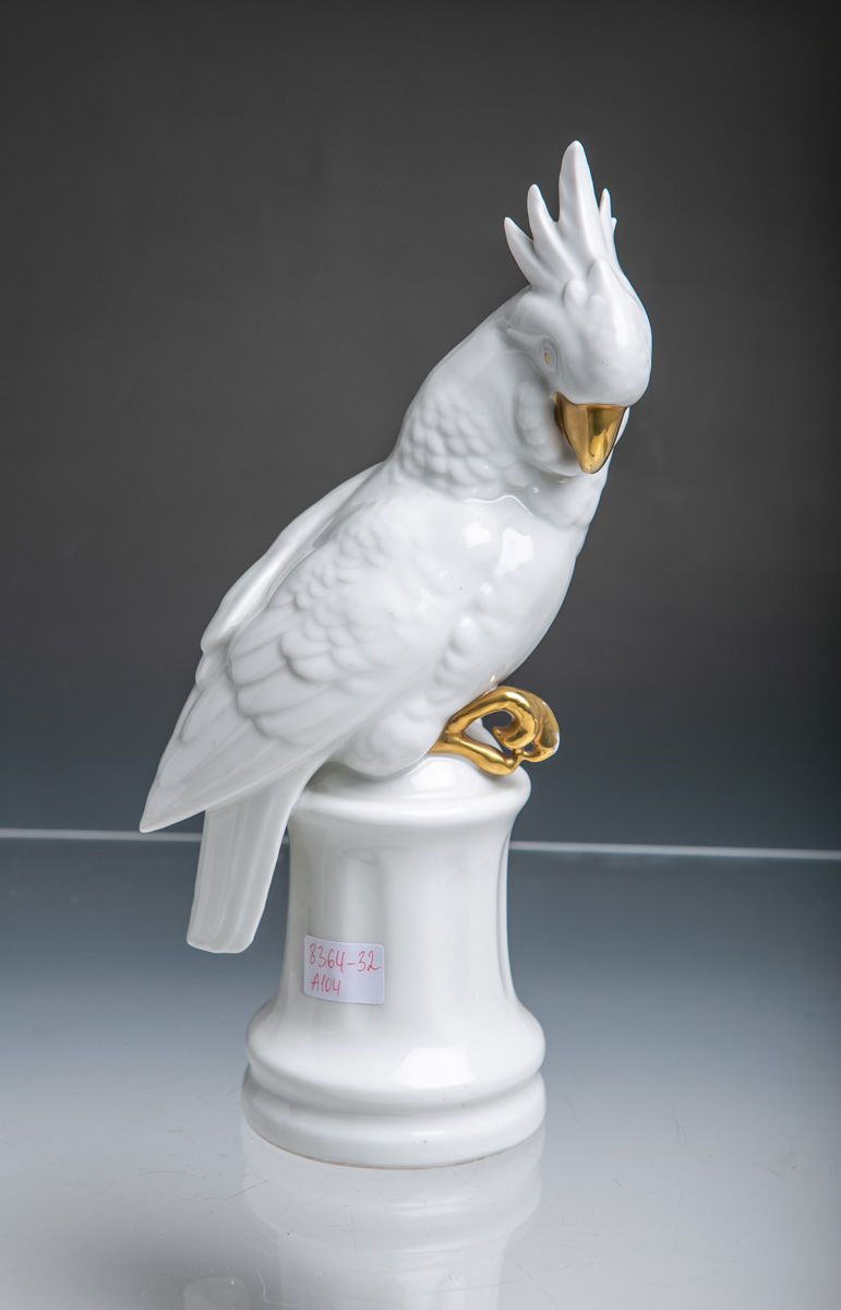 Null 鹦鹉图（Neue Porzellanfabrik Tettau, 1927 - 1937），白瓷，金色装饰，鹦鹉坐在圆柱上，高约30.5厘米。金色部分&hellip;