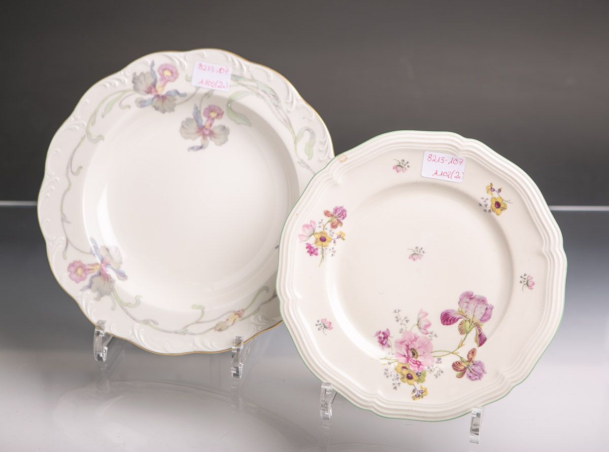 Null 2个带花卉装饰的盘子，其中：1个蛋糕盘（Rosenthal）和1个汤盘，装饰为 "经典玫瑰"。没有明显的损坏。
