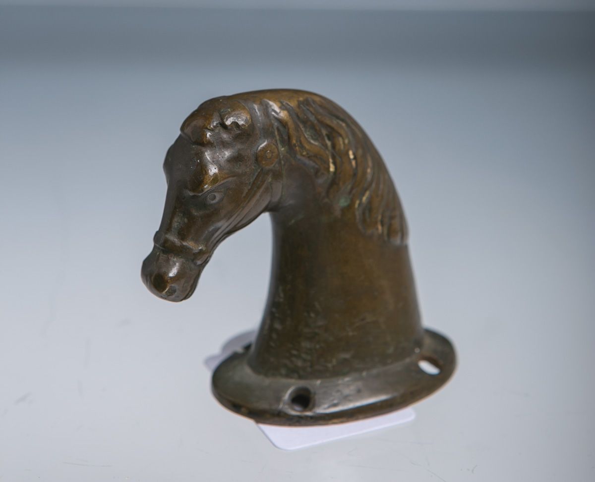 Null Pommeau de selle (19e s.), bronze, travaillé en tête de cheval, h. Env. 7 c&hellip;