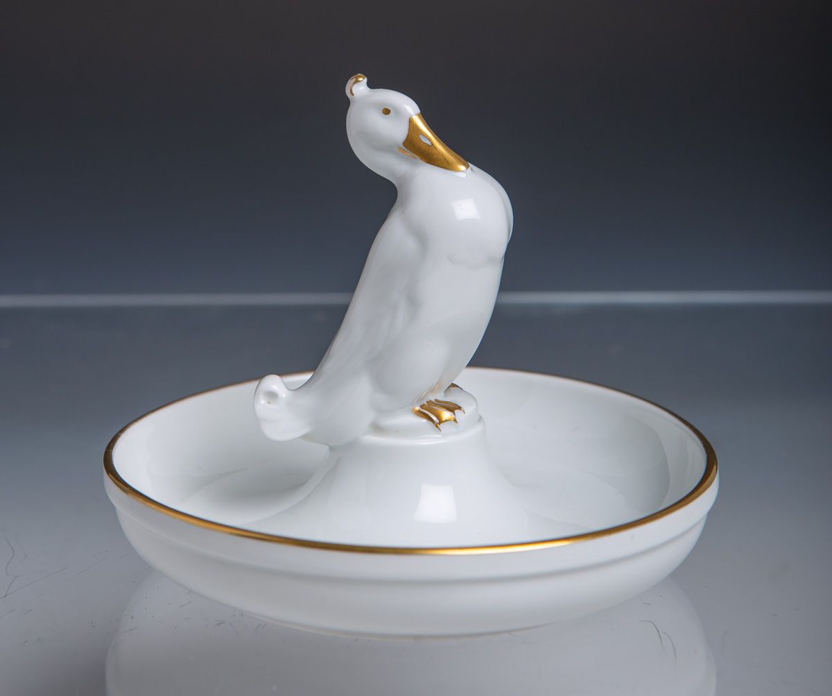 Null 带鹅的瓷碗（Rosenthal，Selb，约1920年），有黄金装饰，可能是由Liebermann设计的，新闻编号 "K.615"，高约11厘米。喙上&hellip;