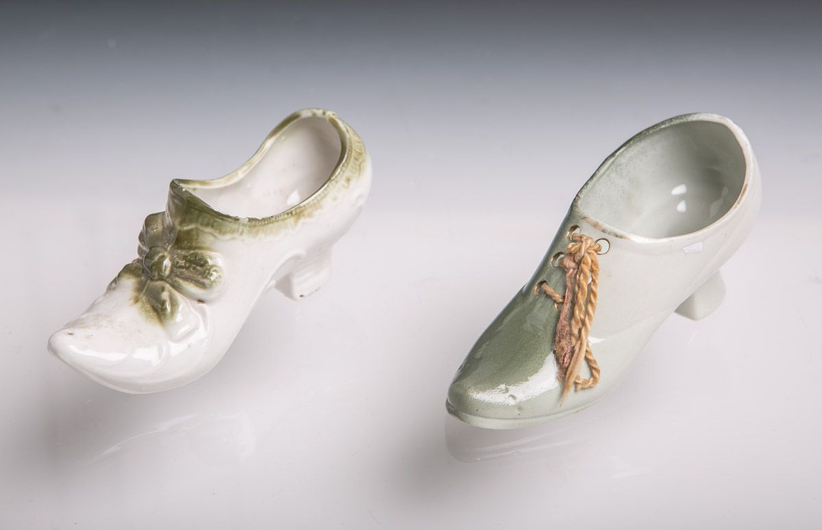 Null 2 versch.瓷鞋（可能在1900年左右），双色瓷，白色/绿色，约15 x 5厘米。最好的。