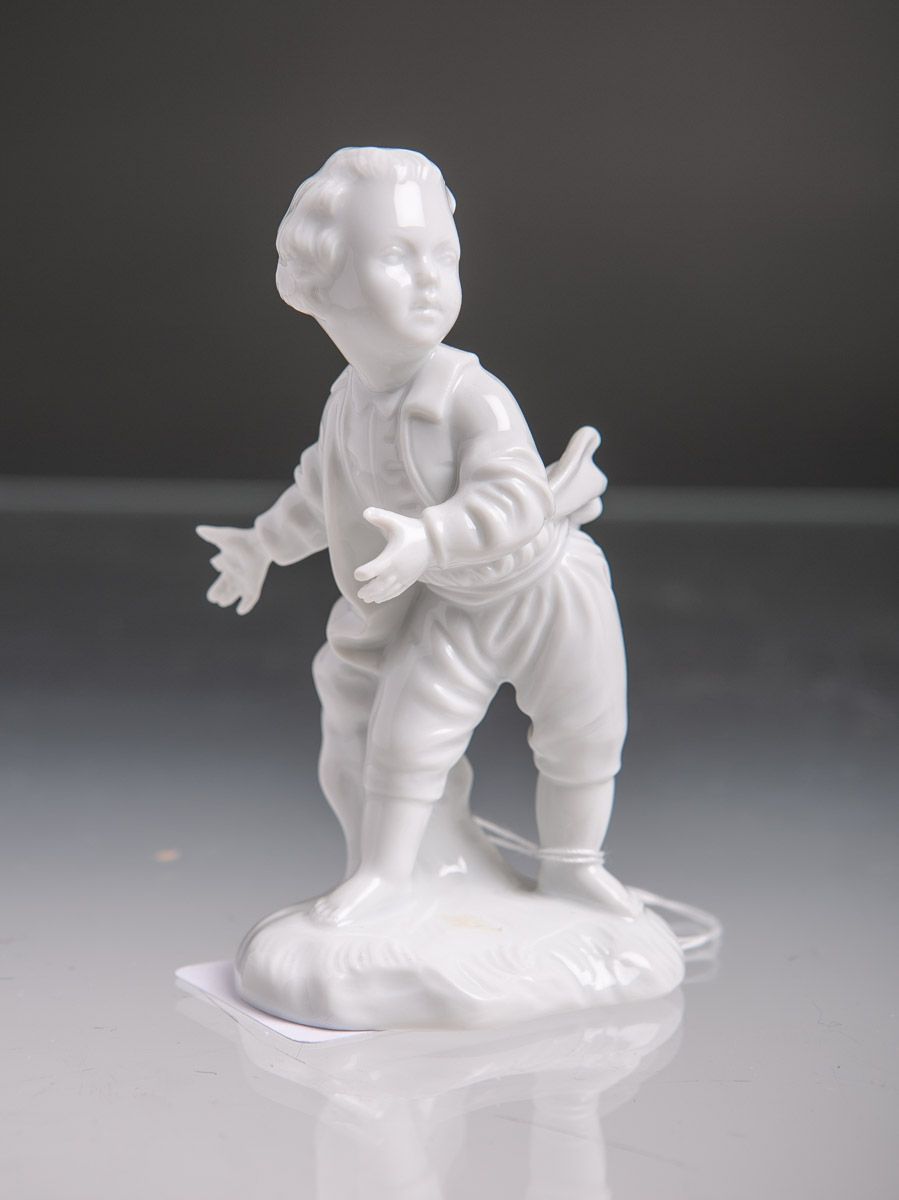 Null Figurine (Höchst), court boy, white porcelain, h. Ca. 10,5 cm. Damaged.