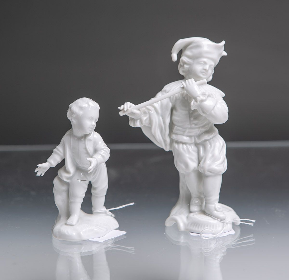 Null 2 figurines de garçons (Höchst, probablement 20e s.), porcelaine blanche, h&hellip;