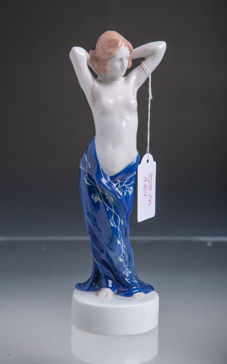 Null 塑像 "Nach dem Bade"（Rosenthal，Selb，约1920年），瓷器，多色绘画，女性裸体略微覆盖着蓝色布，新闻编号 "K 202"&hellip;