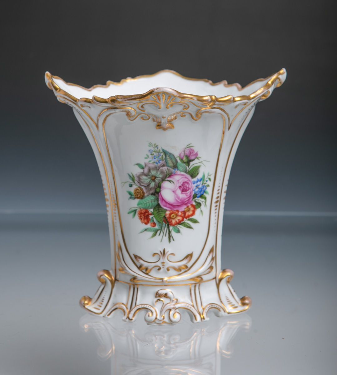 Null 花瓶（可能是19世纪初），来自Biedermeier时期，有多色花画和黄金装饰，高约19厘米。黄金的磨蚀。