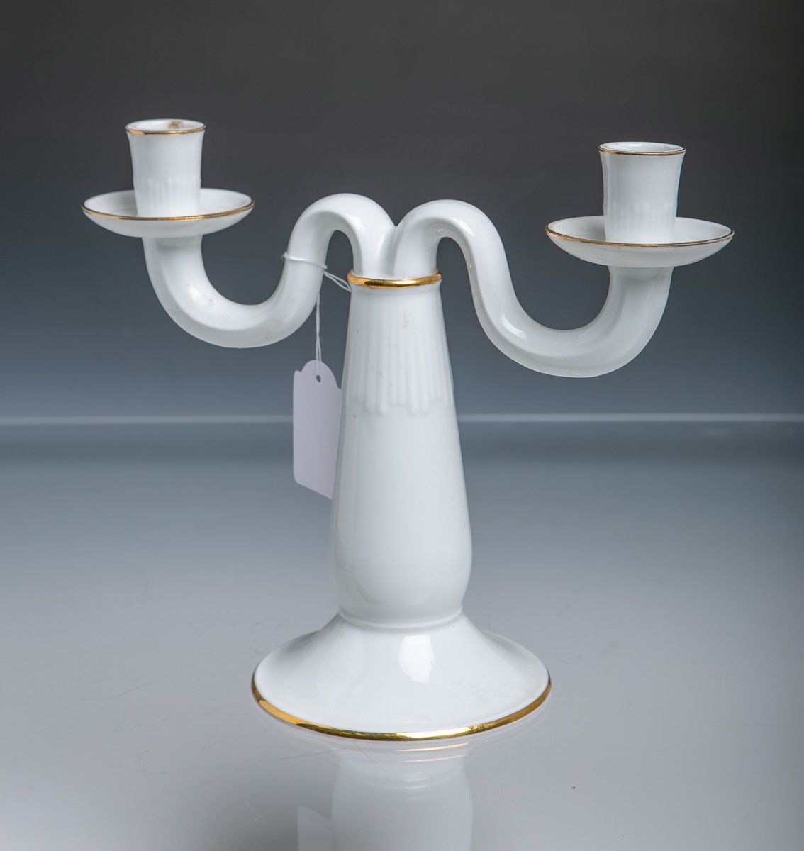 Null 双火烛台（迈森，大概20世纪），装饰艺术风格，白色，边缘涂有金色，高约20厘米，宽约23.5厘米。在烛台上修复。