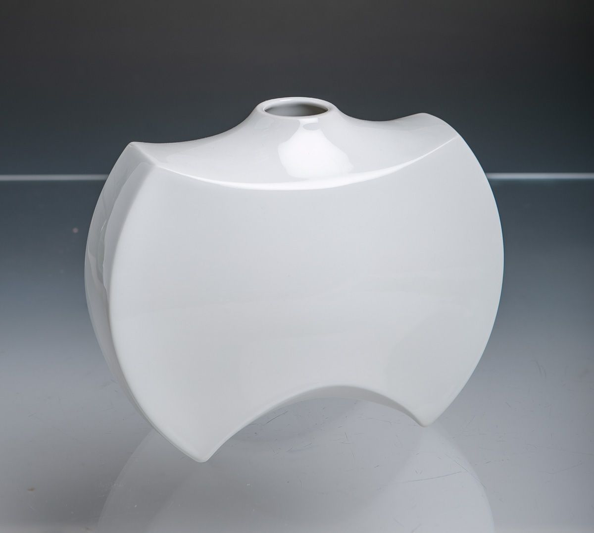 Null Vase (KPM Berlin), porcelaine blanche, forme stylisée de chauve-souris, apl&hellip;