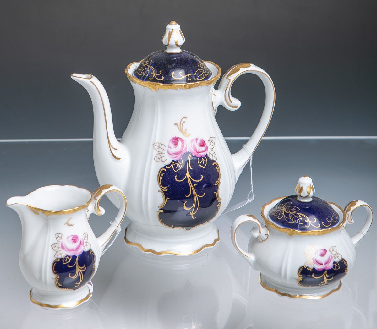 Null 一组3件陶器（Reichenbach，可能是20世纪），钴质瓷，包括：1个咖啡壶，1个牛奶壶，1个糖碗。没有明显的损坏。