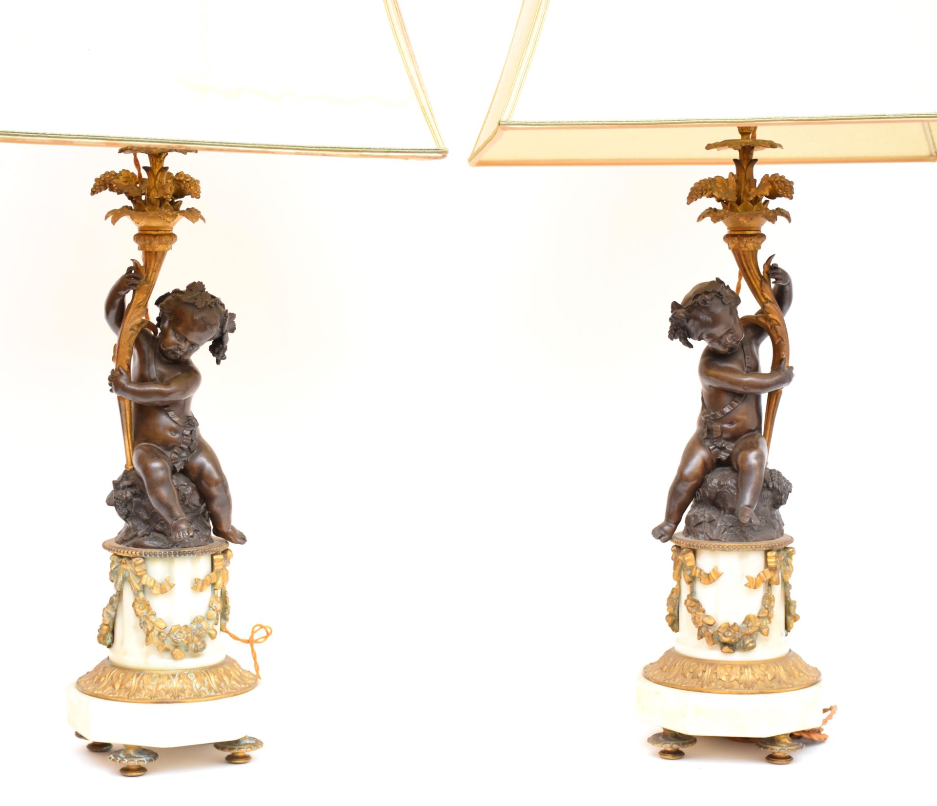 Null PAIRE DE FLAMBEAUX

Représentant deux angelots portant un bras de lumière, &hellip;