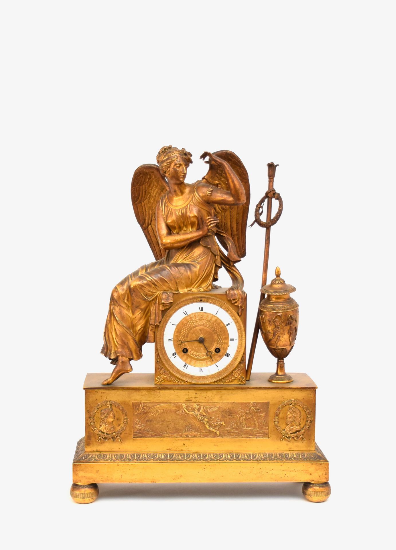 PENDULE « La Renommée » 
En bronze doré et ciselé, le cadran émaillé et bronzé 
&hellip;
