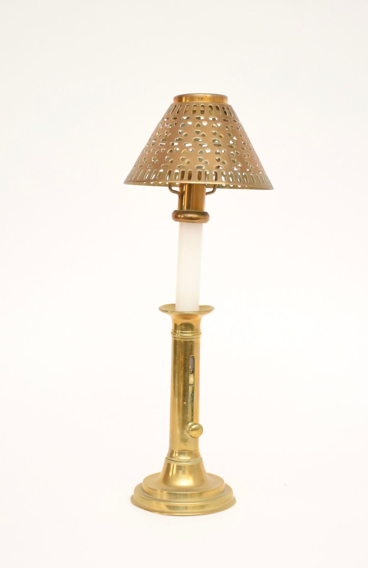 Null 烛台

 铜制灯罩，圆锥形的铜制灯罩，透明玻璃窗的几何图案。它光滑的轴端是一个圆形的底座。 

(安装为灯)

H.38厘米。

20世纪