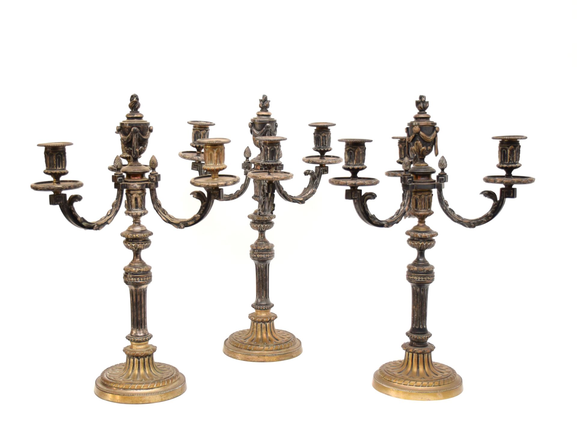 Null SUITE DI TRE CANDELABRI

formando CANDELABRI a tre bracci di luce, in bronz&hellip;