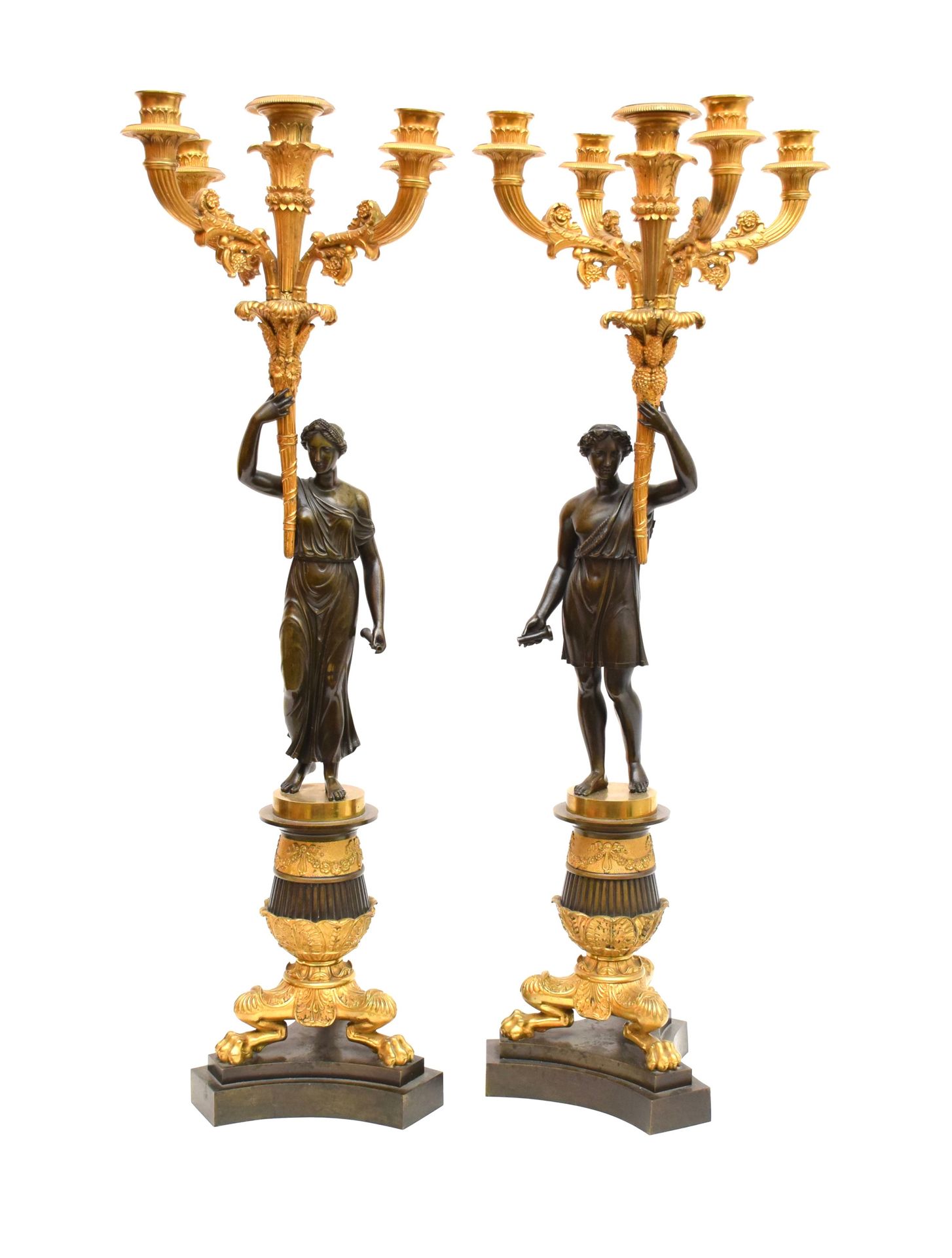 Null 一对烛台

 鎏金青铜器，有五条光臂，上面有一个古色古香的人物支撑，有三个爪子脚，放在一个黑色大理石底座上。

帝国-复兴时期风格

高度：72.5厘&hellip;