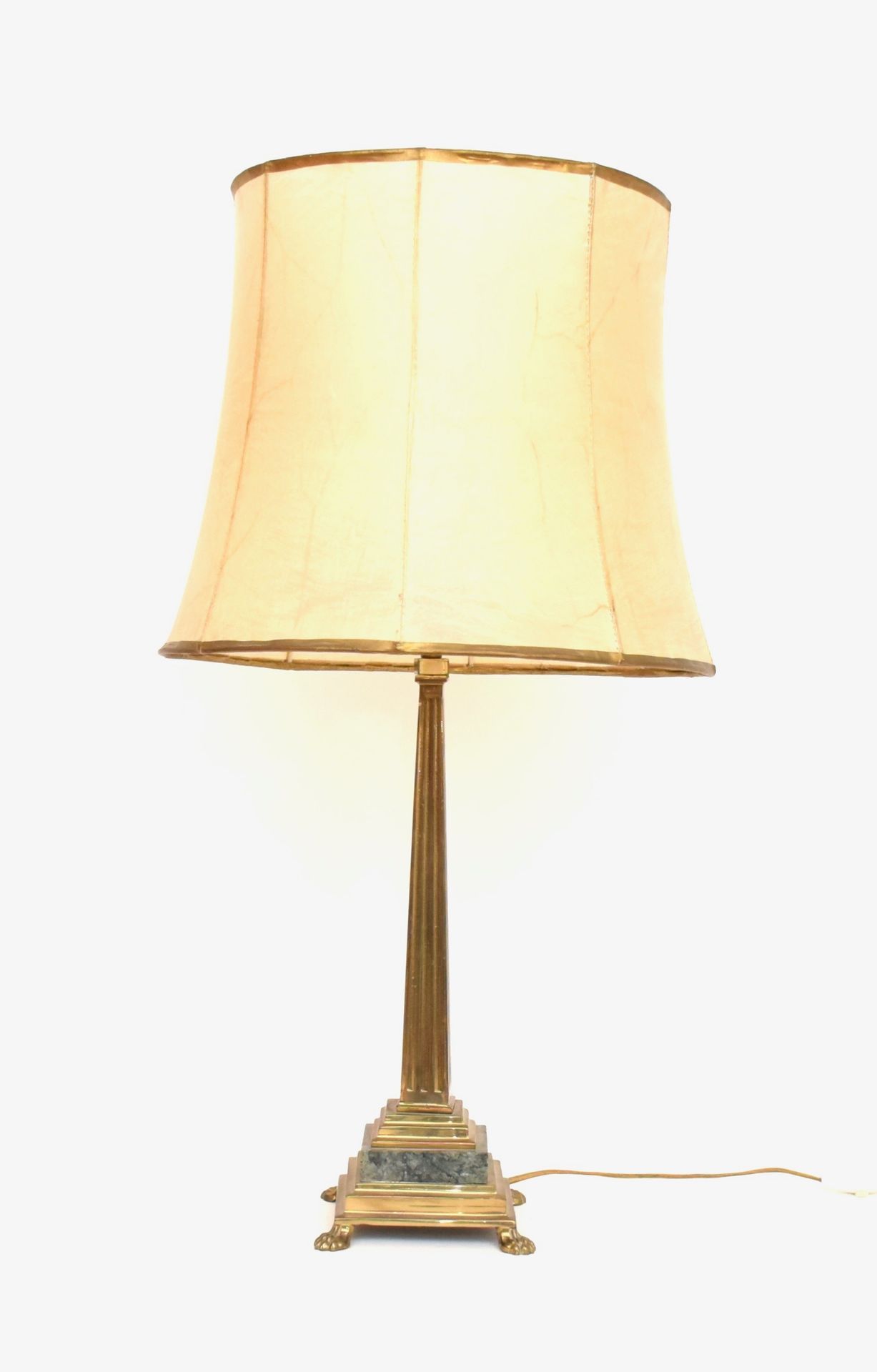 Null 方尖碑形灯

黄铜材质，四面有凹槽，放在一个方形的模制底座上，最后有柠檬形的脚。 皮肤灯罩

19世纪末和20世纪初

H.66厘米。
